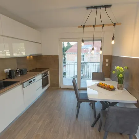 Casa Lidia - Modern & Spacious & Few Steps To & Breathtaking View Lejlighed